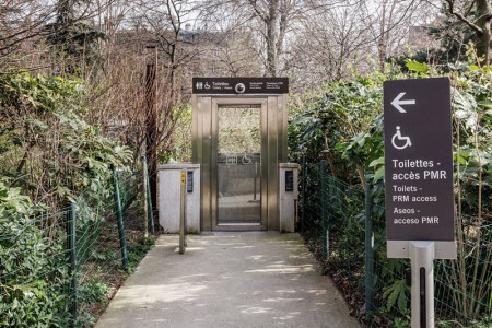 Photo des toilettes près du pilier Est de la tour Eiffel