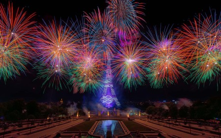 Foto de los fuegos artificiales en la torre Eiffel