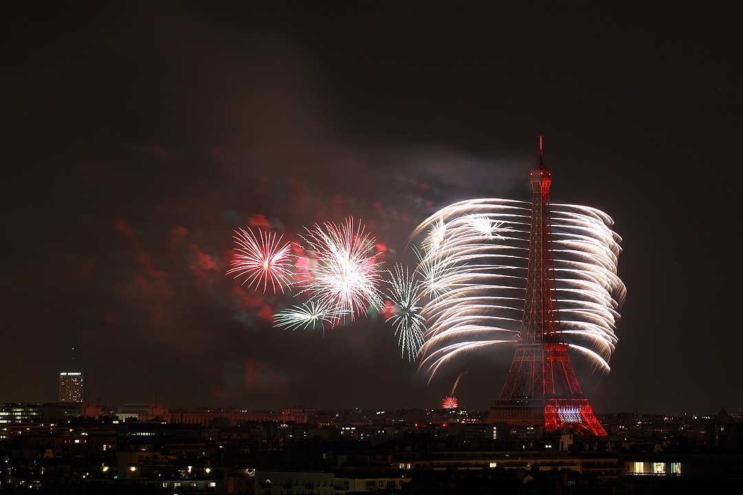 Foto de fuegos artificiales en la Torre Eiffel